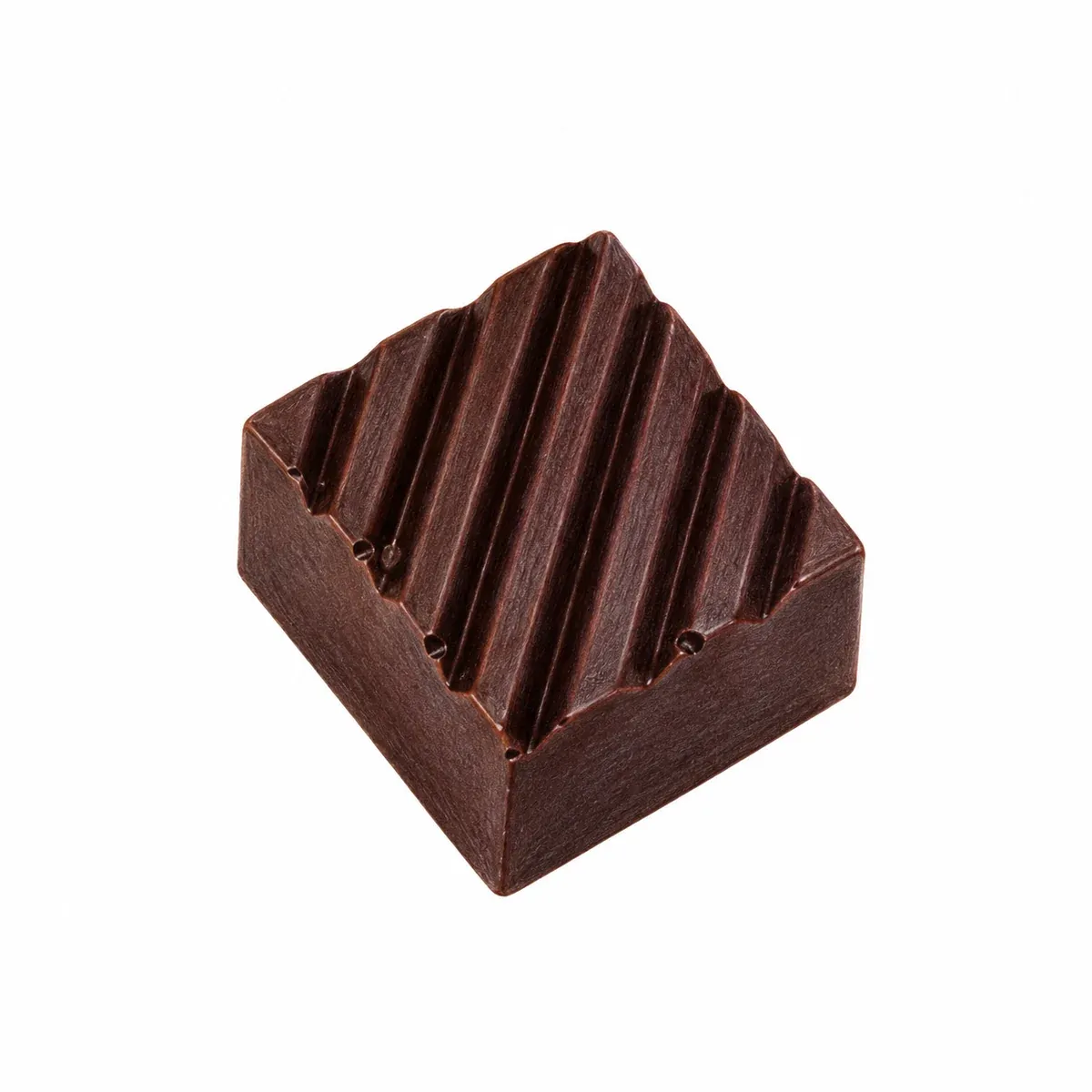 Praline artisanale carrée en chocolat noir, décorée de fines lignes en relief, garnie d’une ganache à la pâte d’amande de Provence et à la fleur d’oranger.