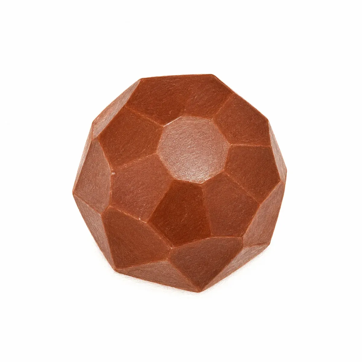 Praline artisanale facettée en chocolat au lait, garnie d’un praliné noisette aux noisettes caramélisées.