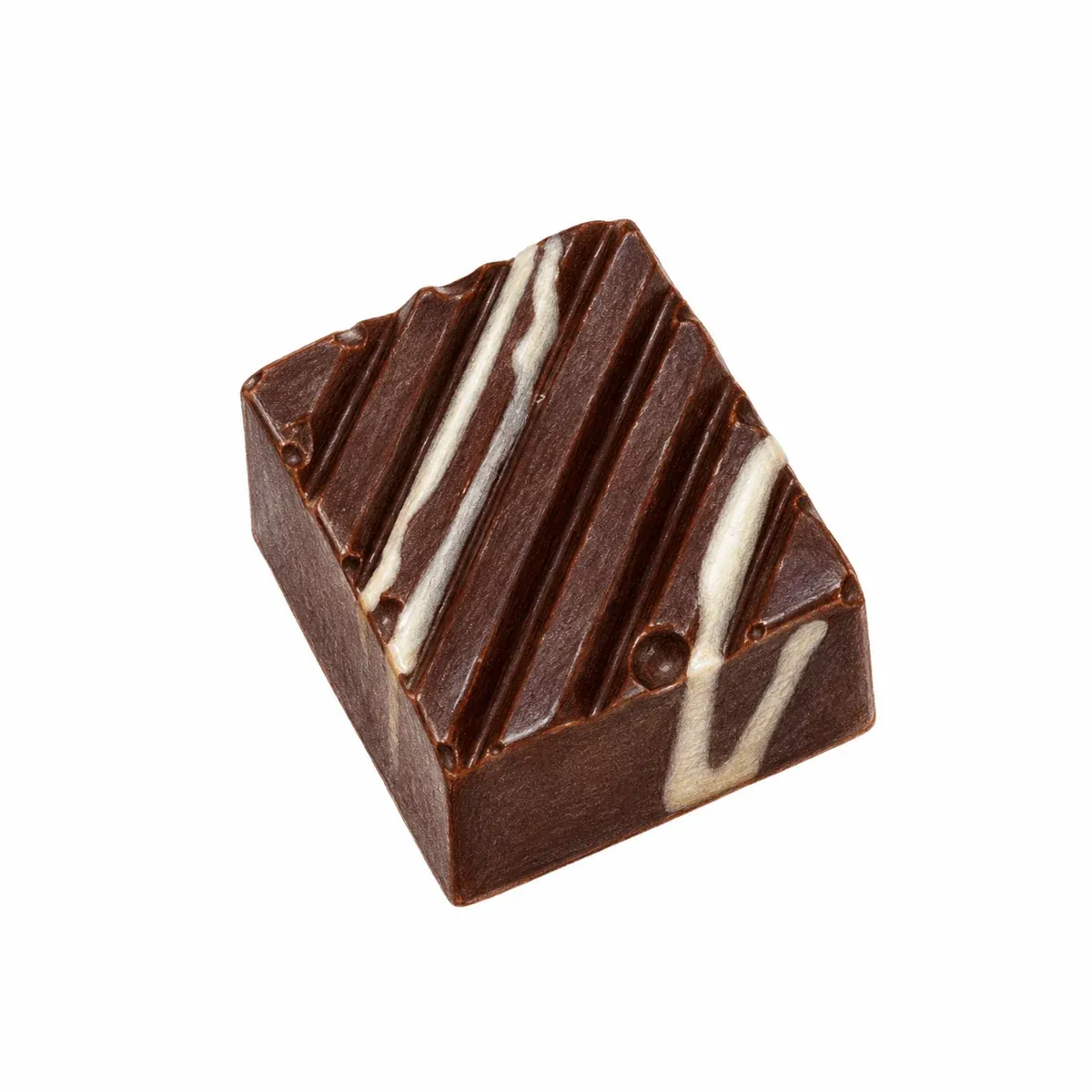 Praline artisanale rectangulaire en chocolat noir, décorée de fines lignes claires, garnie d’une ganache à la pulpe de cabosse.