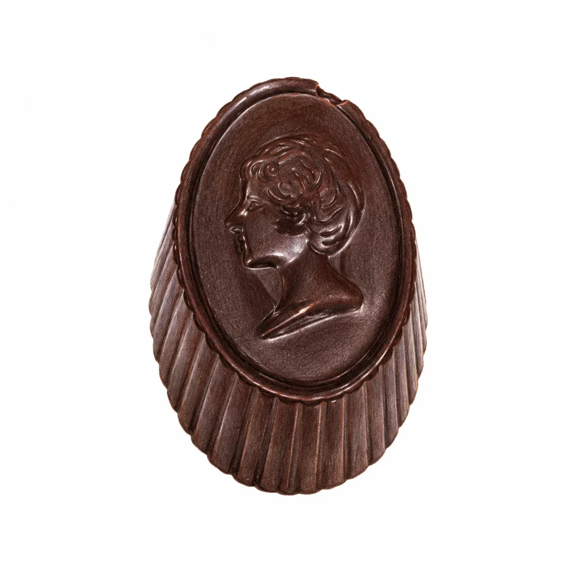 Praline artisanale ovale en chocolat noir, ornée d’un médaillon en relief, garnie d’une ganache au marc de Champagne.