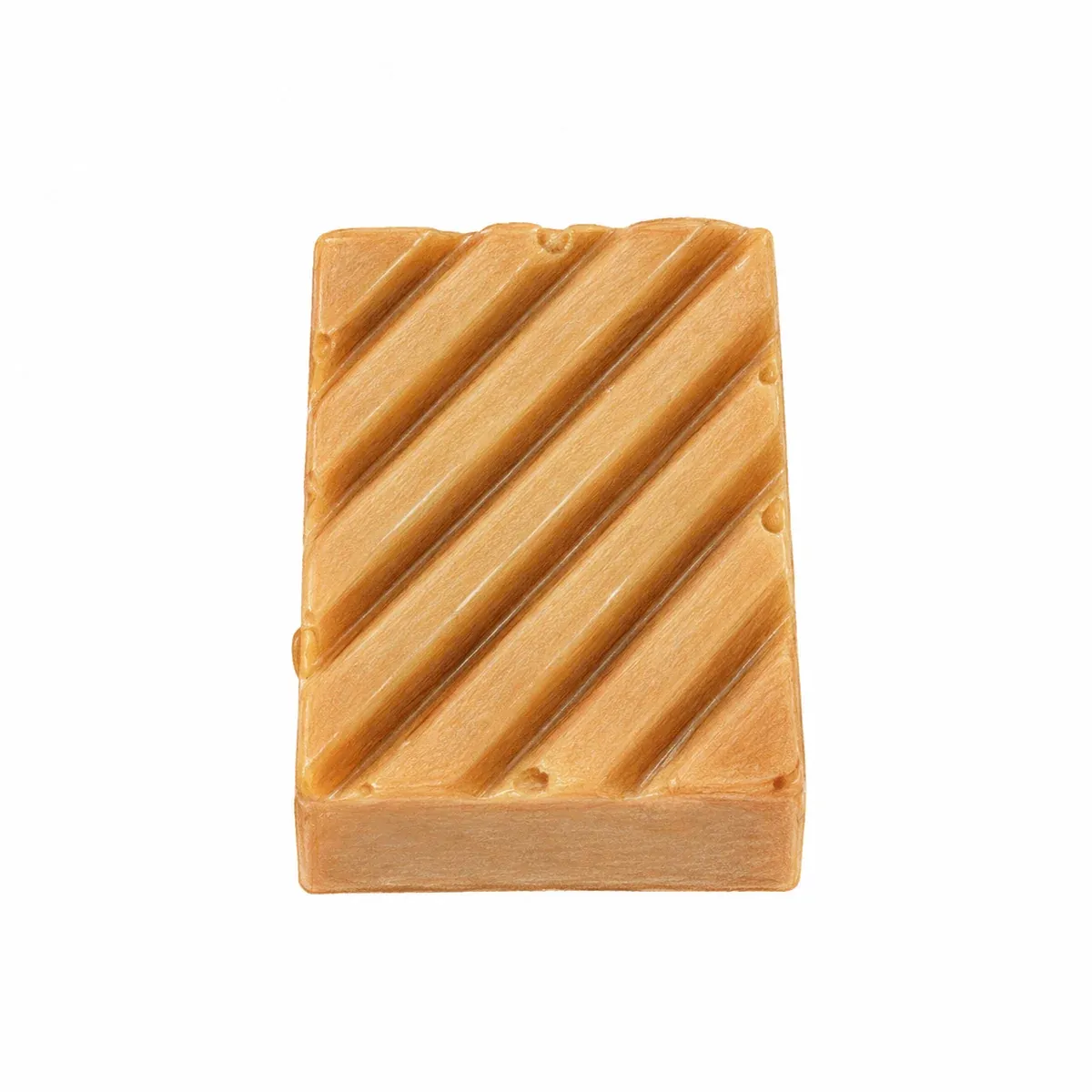 Praline artisanale rectangulaire en chocolat Dulcey, décorée de fines lignes en relief, garnie d’un caramel à l’amande et à la fève tonka.