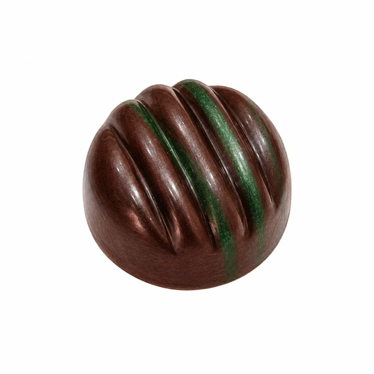 Praline artisanale ronde en chocolat noir, décorée de fines lignes vertes, garnie d’une ganache à la pistache de Sicile.