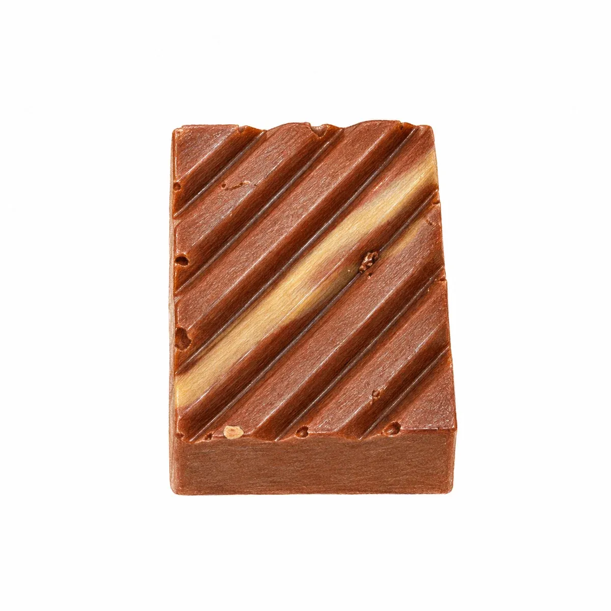 Praline artisanale rectangulaire en chocolat au lait, décorée de fines lignes en relief, garnie d’un caramel toffee au chocolat Dulcey.
